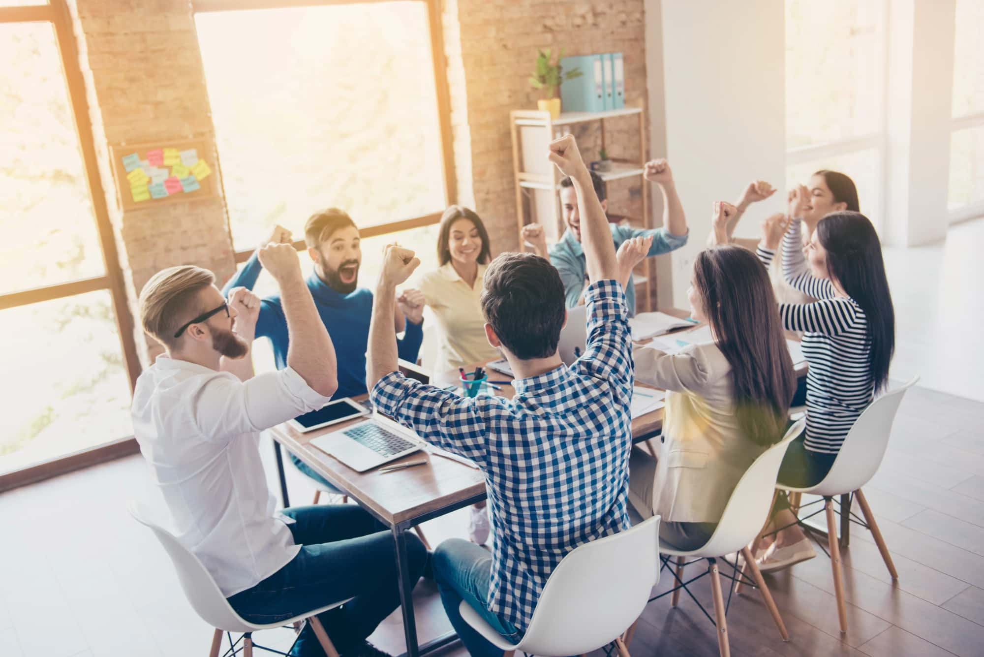 Estudiantes aprendiendo en equipo